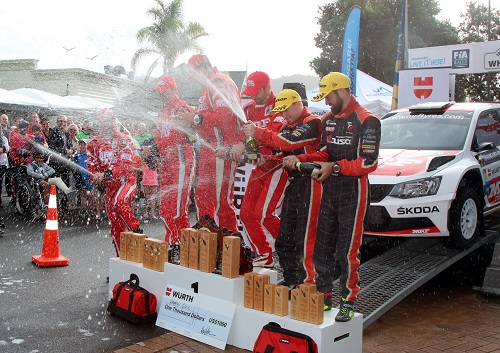 RW16 - APRC Podium champagne - APMStv_ms.JPG