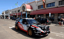 ヌメア市街を抜ける柳澤車