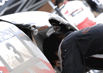 タイヤバーストでフェンダーも破損