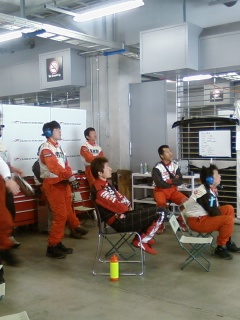 見守るスタッフ