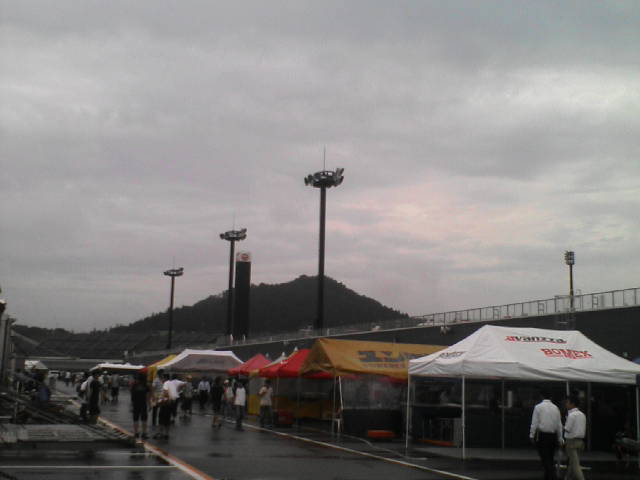 もてぎには、薄日が