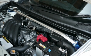 YF50_JUKE_Ft_OS_strutbraces2.jpg