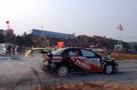 2台同時スタートのスーパースペシャルステージ、柳澤選手の相手はアリスター・マクレー選手