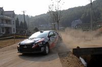 グラベルからターマックへの変わり目は砂利でスリッピー、それでもガンガンいきます！