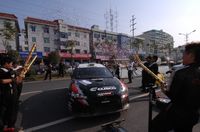 巨大クラッカーでお出迎え！