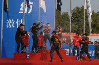 シャンパンファイト　プロトンクルーの格好の標的