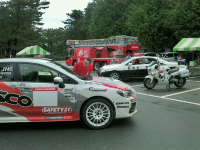 炭山選手 WRX-STI パトカーと共演中