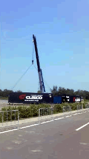 コンテナ設置中