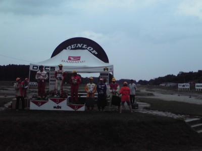 ダートラ　雨の中の表彰式