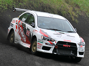 全日本ダートトライアル第5戦 荒井選手が切谷内3年連続優勝！ 