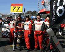 チームで研修学習の日本自動車大学校（NATS）の学生