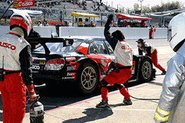 防火服（右）と消化器