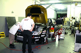 メカニックは夜遅くまでハードワーク