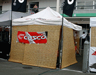 ピット裏のテント