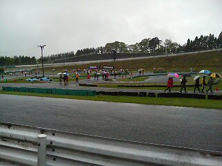 全日本ジムカーナ　雨の中慣熟歩行