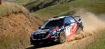 テクニカルな難しいコースを走行中