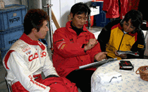 エンジニアの説明を真剣な面もちで聞き入る青木選手