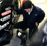 内視鏡でエンジンをチェック