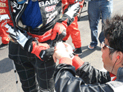 レーシングスーツのポケットに氷を入れる