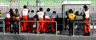 レースを見守るスタッフ