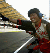 迎え入れるスタッフ