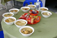 マレー風汁そばラクサ。米の麺にスパイスの効いたココナッツ風味