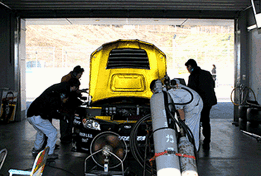 テストに備えてマシンチェックが行われる。