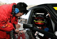 数周走って、マシンの動きなどチェック、情報を伝えていく。