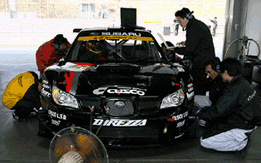 ピットイン、ピットアウトを繰り返しながらセットアップが続く。