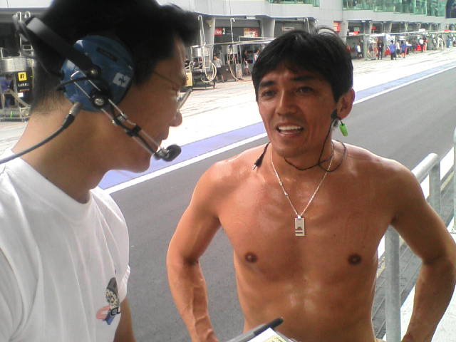 汗で輝くか・ら・だ