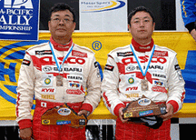 表彰される二人