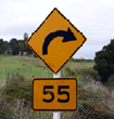 カーブありの速度の道路標識