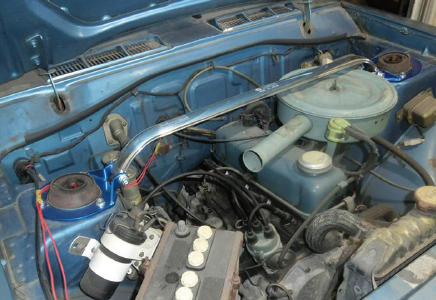 B110サニー　ストラットバーType OS装着イメージ